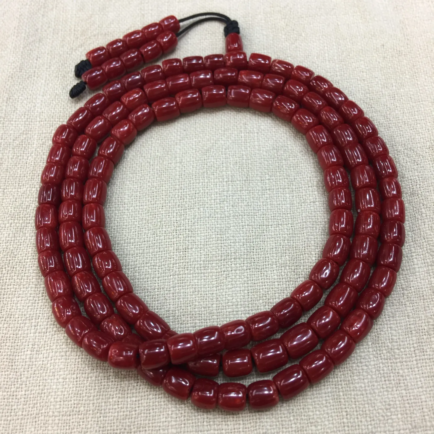 【赤血牛血6mm桶珠红珊瑚108佛珠串】传承精品！科西卡材料，西班牙产地。赤血牛血红颜色，黑红黑红的,整条无纹裂有虫眼。珠子直径6-5.3mm左右！108粒加佛头弟子珠共120粒，可作念佛珠串，每料珠子均为天然珊瑚，珊瑚自古就为佛教珍宝，大师，高僧的喜爱之物！可加持，可守护！深海千年有机宝石，重量为39.36克！