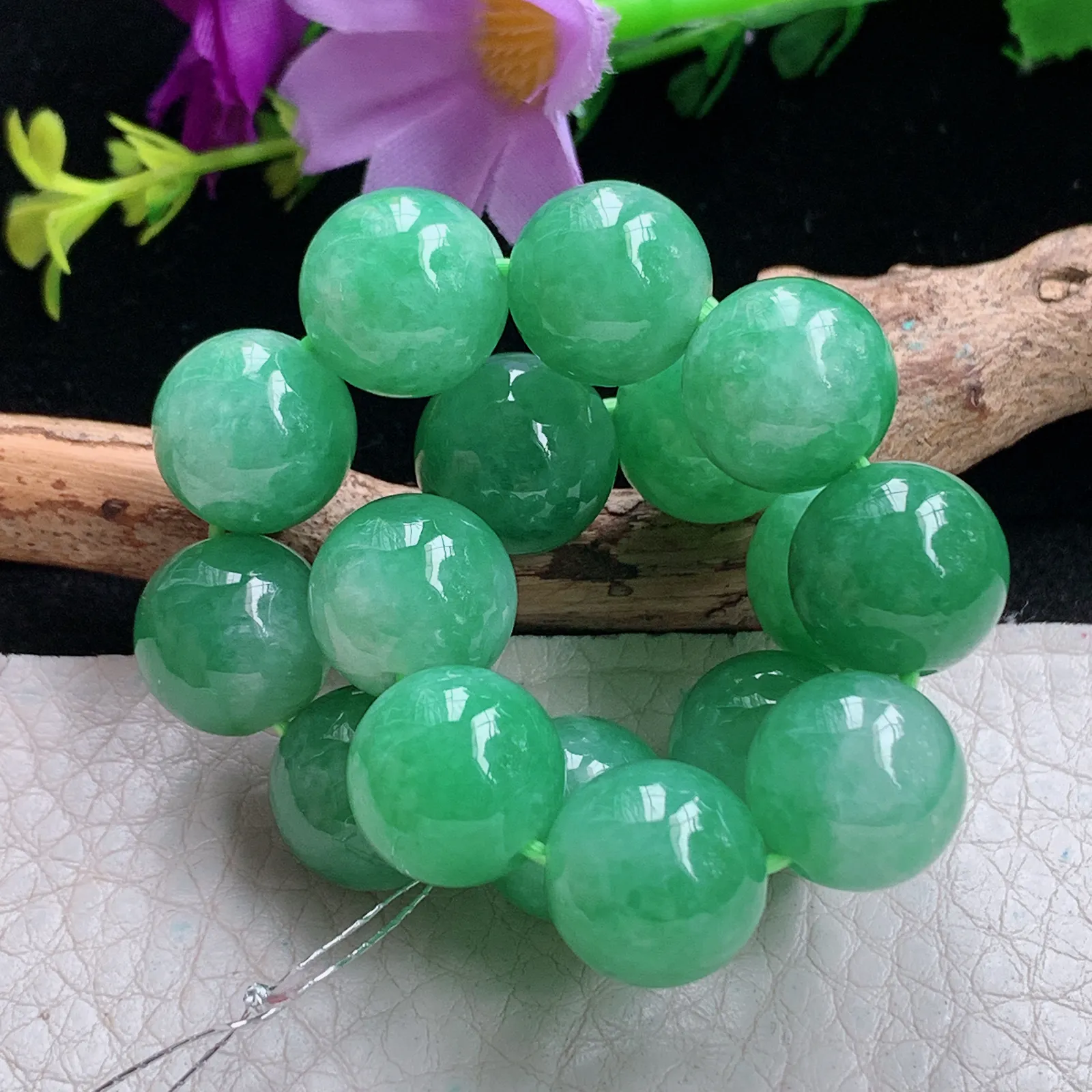 qxm实拍12.3mm缅甸翡翠精雕满绿圆珠，财运亨通玉手链 玉手串