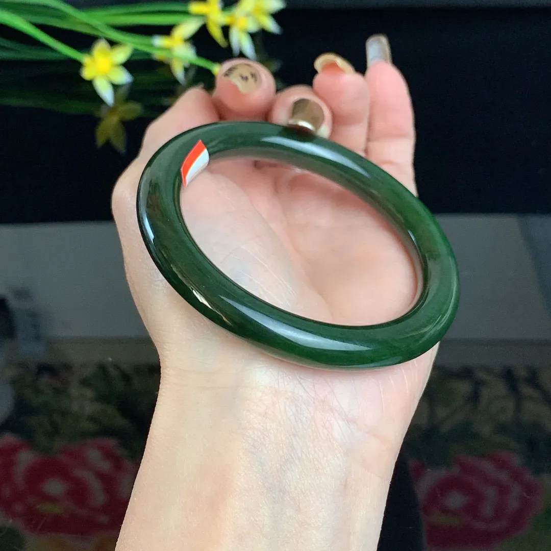 和田玉57圈口菠菜绿圆条碧玉手镯！玉质细腻油润 底色纯净 无纹裂 脂粉好，品质高