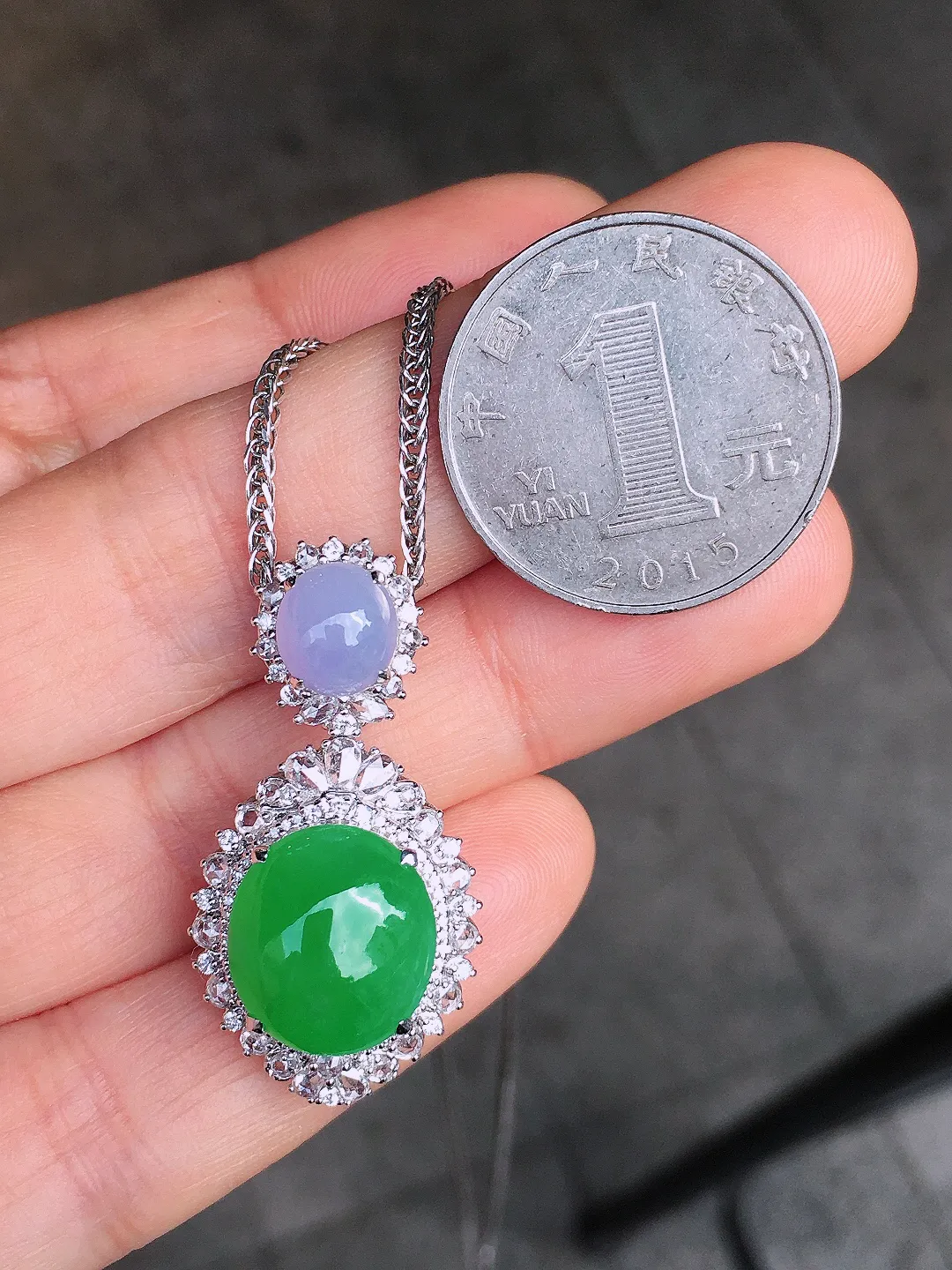 阳绿蛋面吊坠，色泽均匀艳丽，玉质细腻，荧光感超
强，饱满圆润，尽显优雅气质，18k
金豪华镶嵌