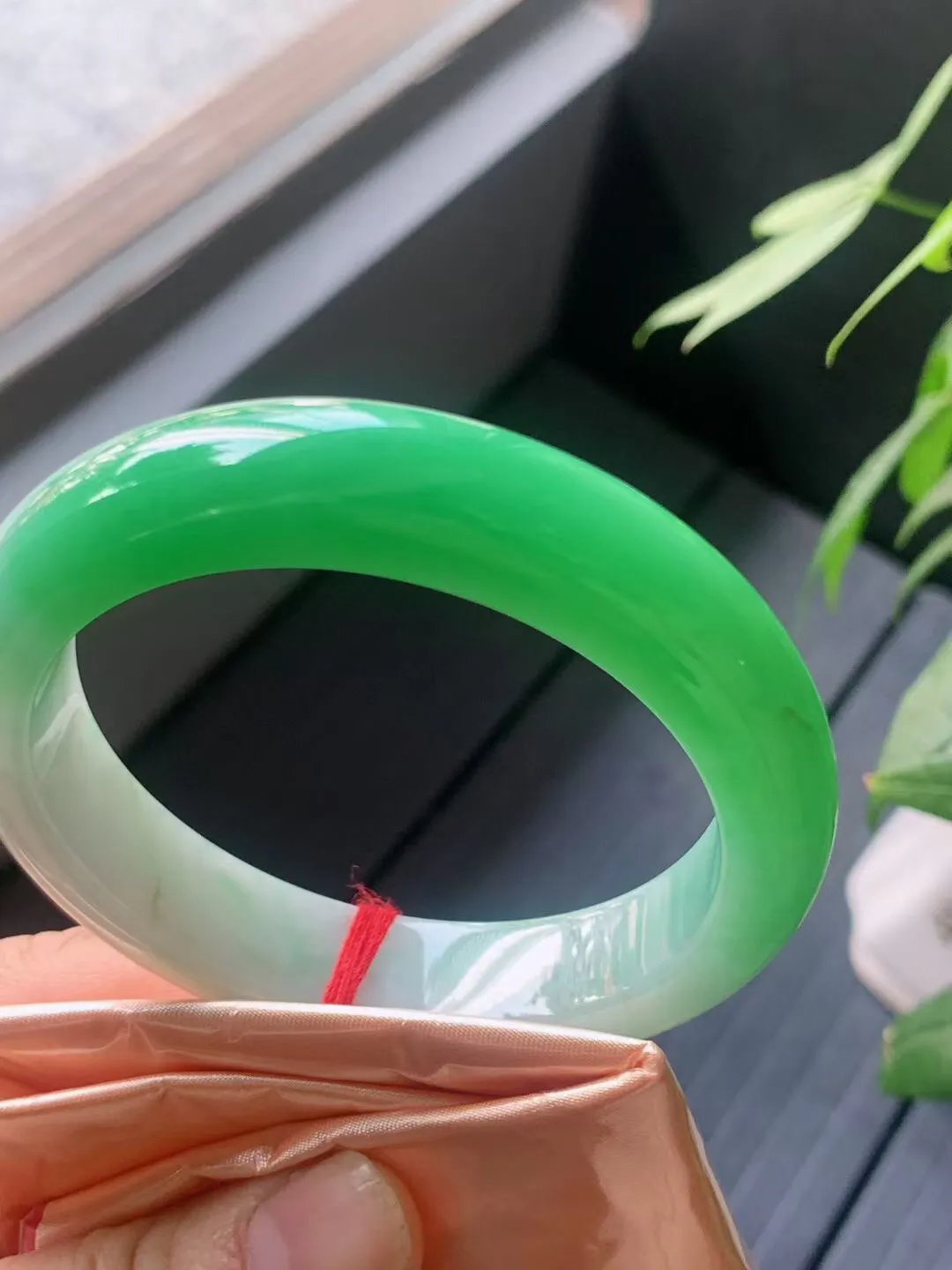 【翡翠名称】老种冰阳绿57正圈口翡翠手镯
【翡翠尺寸】57/13.2/8.2mm适合56-58正圈口