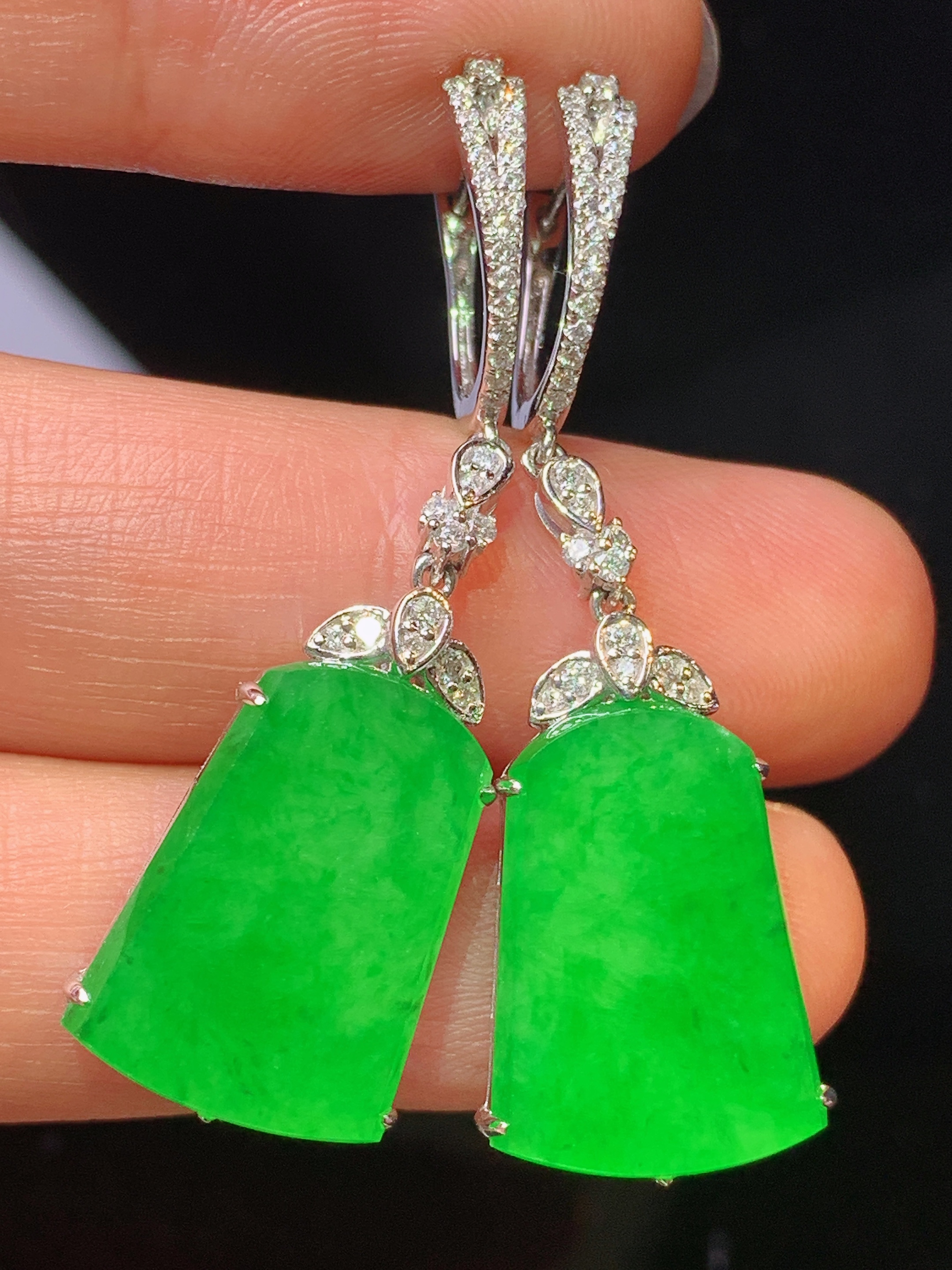 18k金钻镶嵌满绿无事牌耳坠 玉质细腻 色泽清新艳丽 整体尺寸41*12.5*4.3