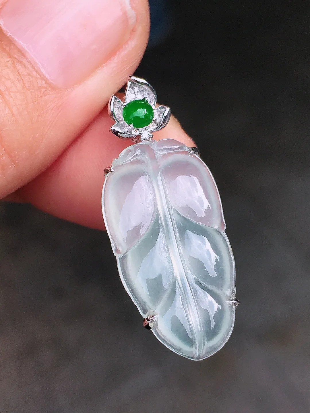 冰种玉叶吊坠，玉质细腻，荧光感超
强，饱满圆润，尽显优雅气质，18k
金豪华镶嵌