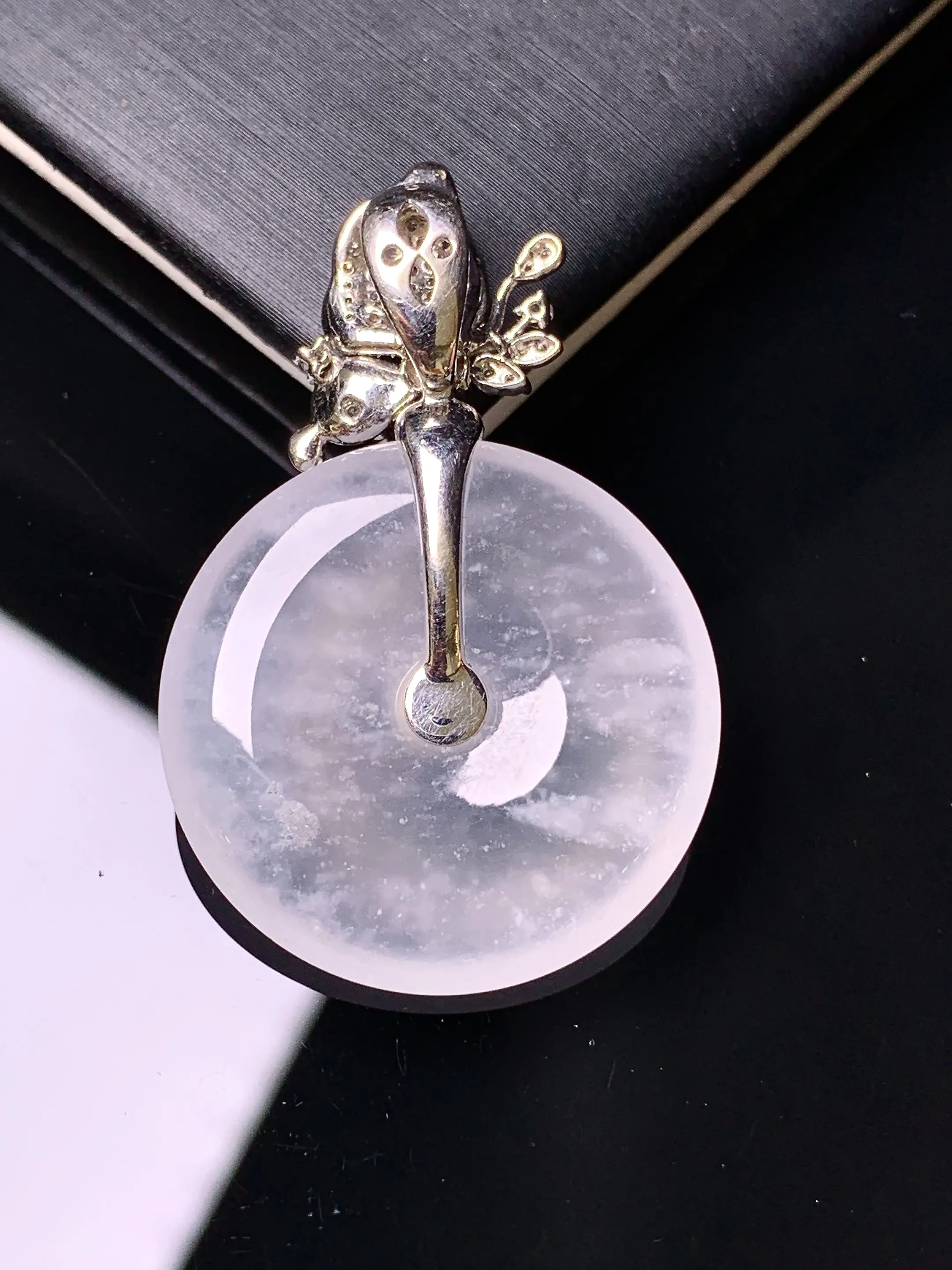 18k金钻镶嵌冰种平安扣吊坠 玉质细腻 色泽清新艳丽 整体尺寸38.2*24.7*4.8