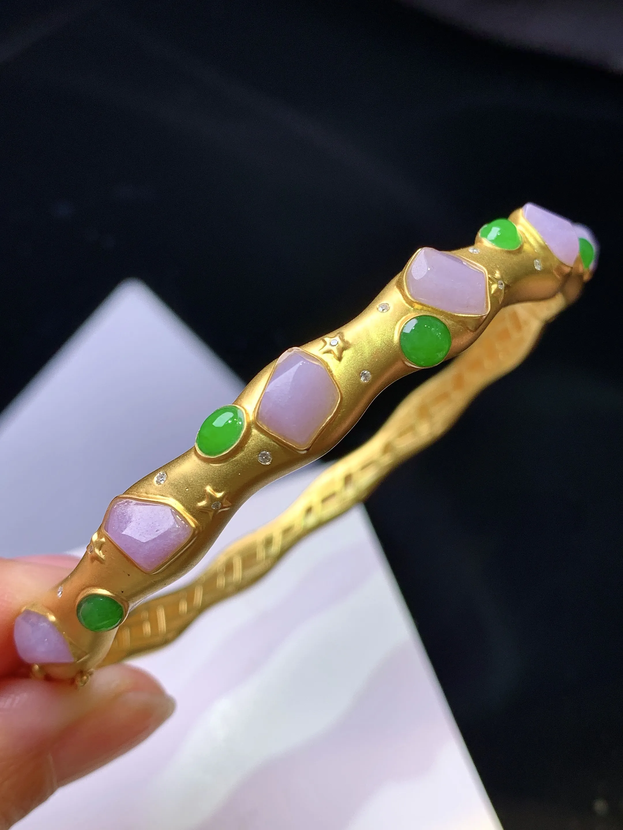 18k金钻镶嵌吊坠 玉质细腻 色泽清新艳丽 圈口62 整体尺寸8.2*5.6*3