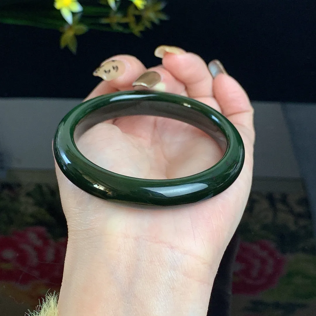 和田玉55.5圈口菠菜绿碧玉手镯！玉质细腻油润 底色纯净 无裂无棉 脂粉好，品质高