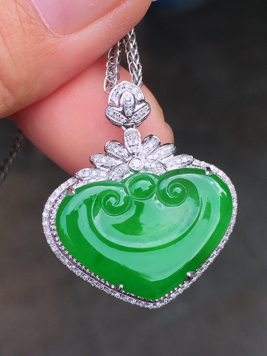 阳绿如意吊坠，色泽均匀艳丽，玉质细腻，荧光感超
强，饱满圆润，尽显优雅气质，18k
金豪华镶嵌