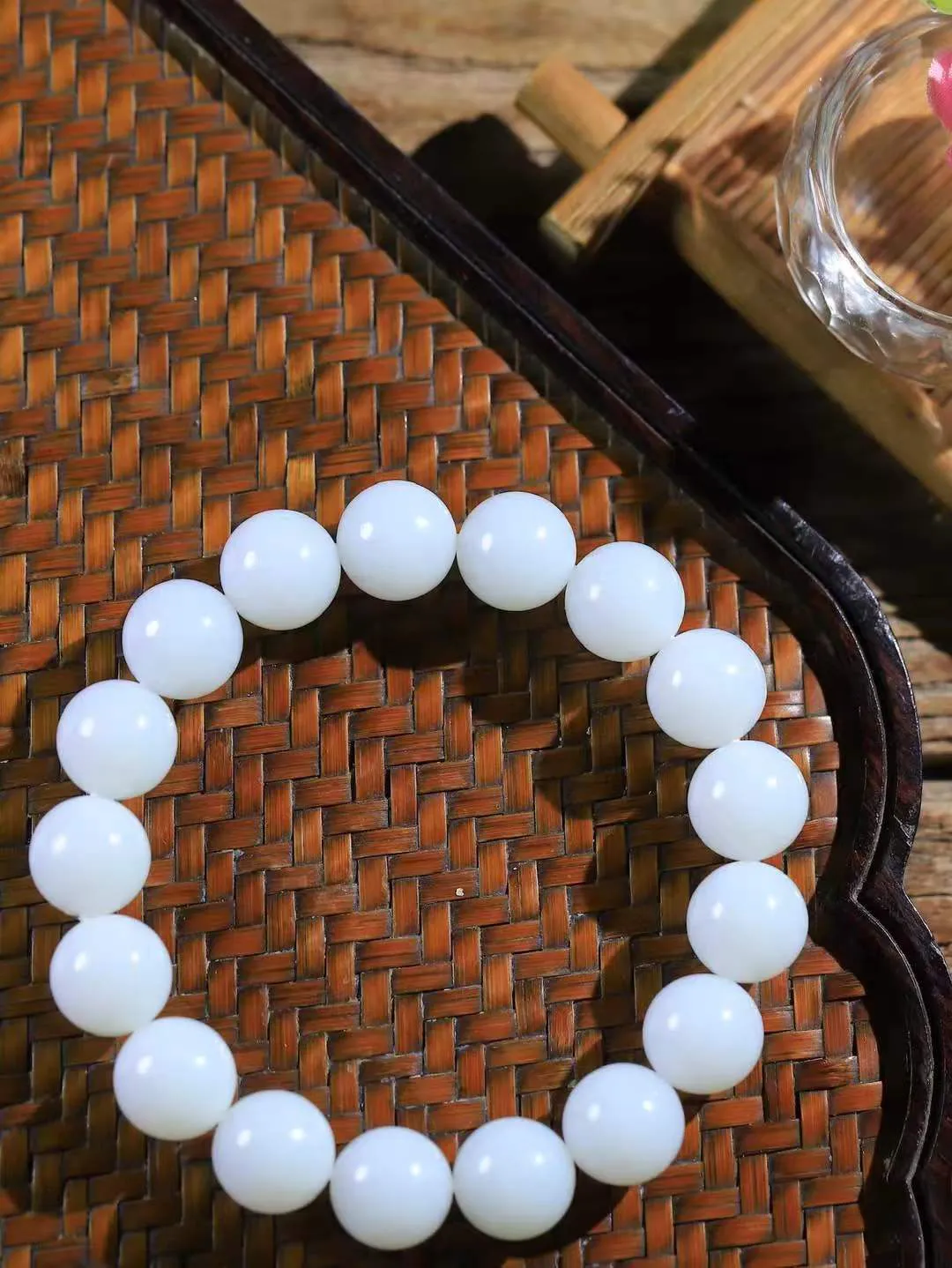 【珠圆玉润.手串】

精品️和田玉白玉珠圆玉润手串 玉质温润细腻  整串打磨圆润，佩戴舒适。珠珠落玉盘，间关莺语花底滑，一生美好时光，无论身在何处，都有它相伴相守。事事顺遂，幸福美满，吉祥如意。重43.5克 尺寸取一11.9mm FDT-16172913