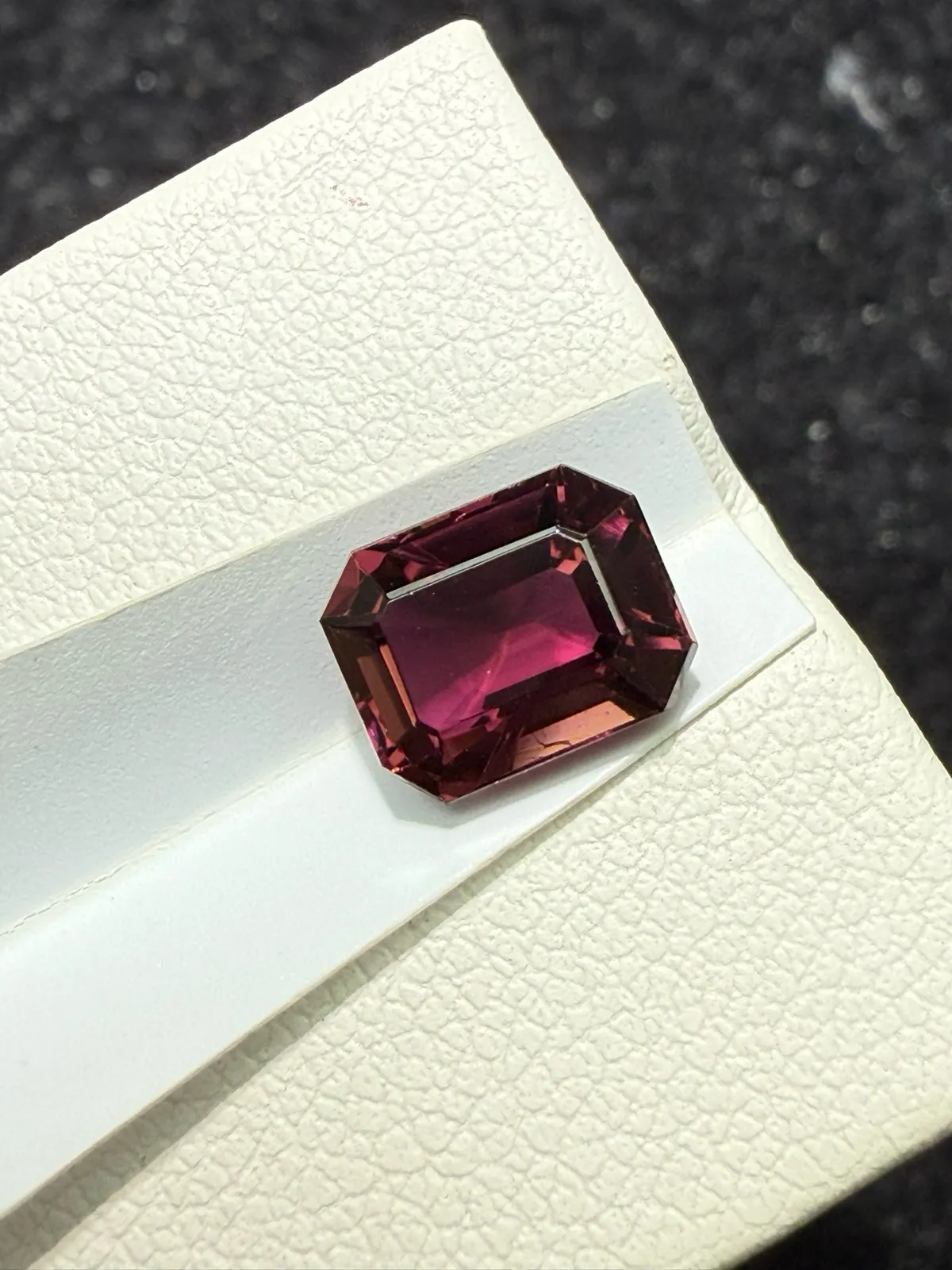 2.17ct天然红碧玺裸石，尺寸8.3*6.5*4.9 毫米，晶体通透，颜色美艳