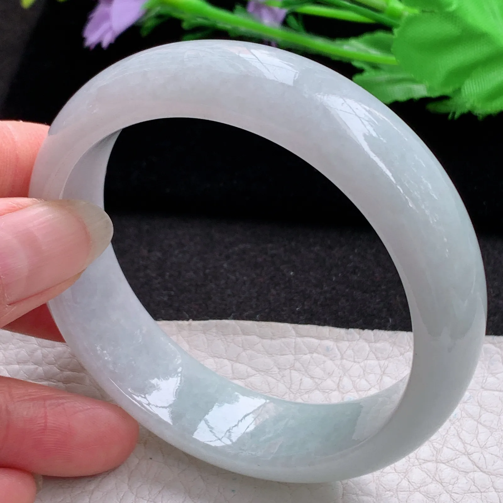 js实拍58*17*8.3轮胎镯 缅甸翡翠a货玉手镯胶感浅绿大气宽边玉手环