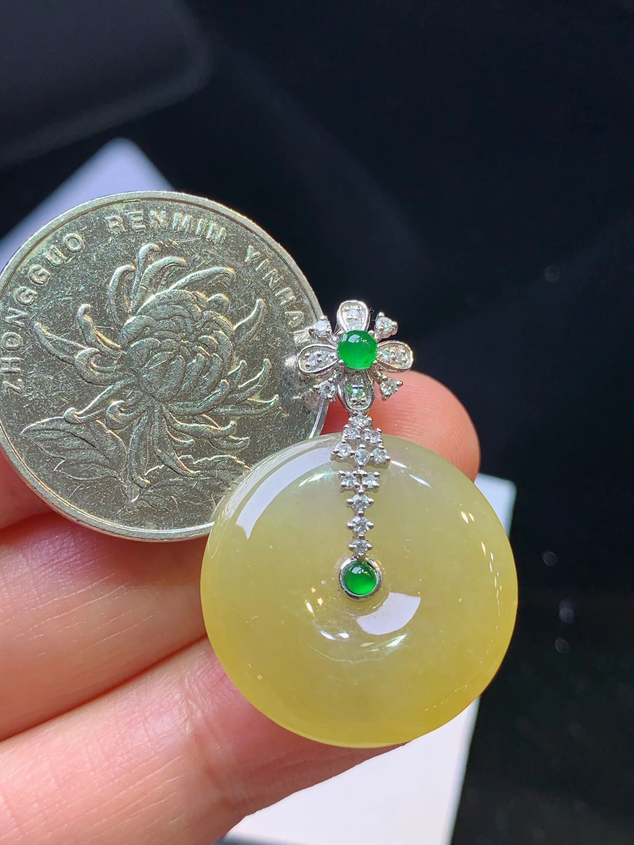 18k金钻镶嵌黄翡平安扣吊坠 玉质细腻 色泽清新艳丽 整体尺寸30.8*21.3*4.6