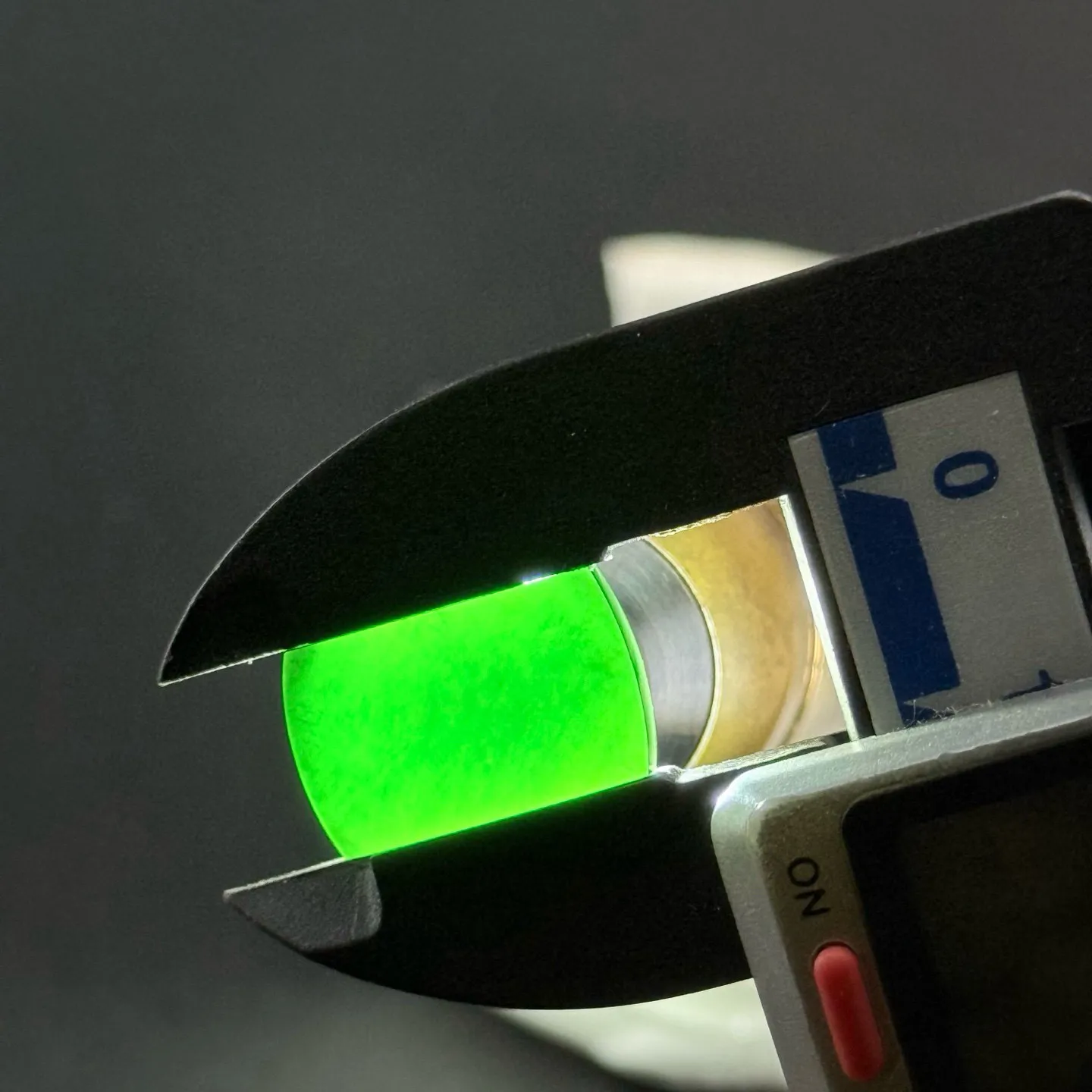 精品墨翠马鞍裸石 种好色正 黑度好 打灯通透 油性十足 尺寸16.3