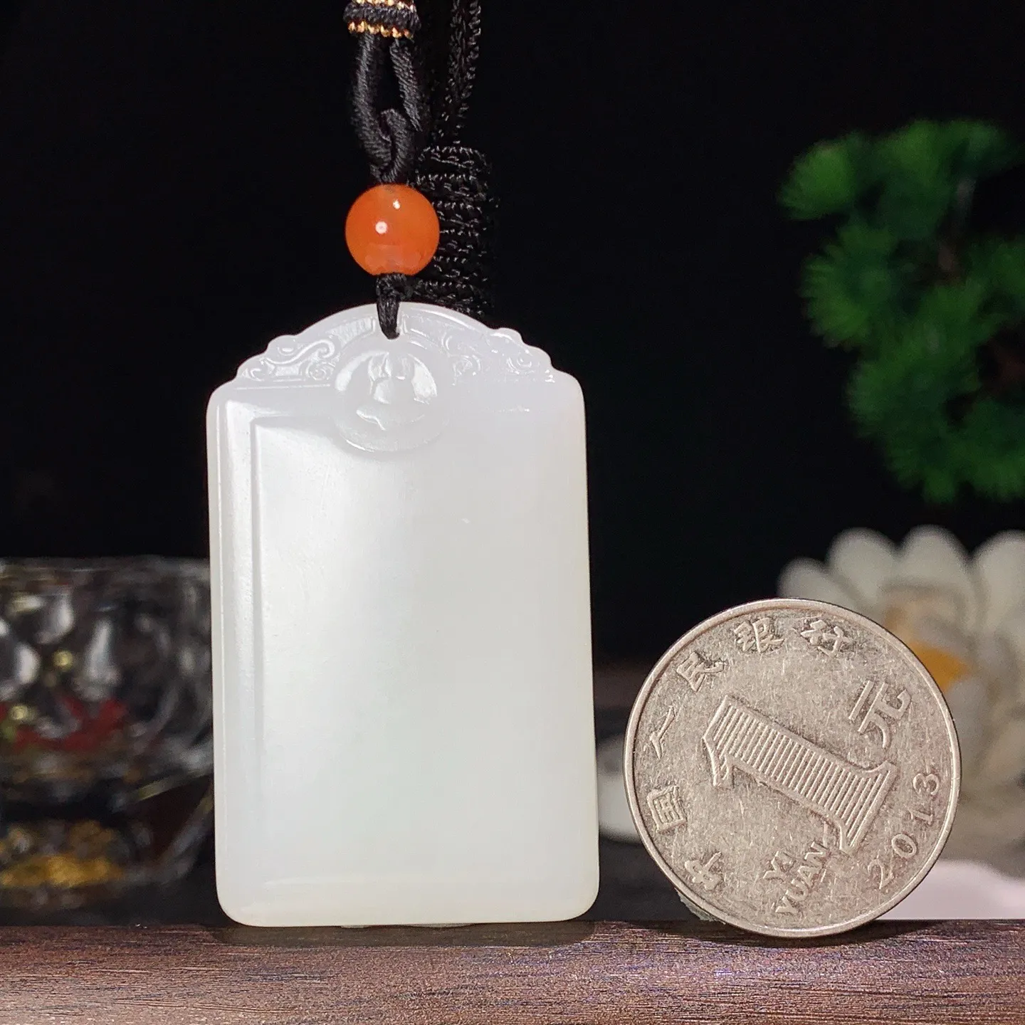 和田玉白玉平安无事牌挂件 尺寸46/28/9重32克 玉质细腻油润。手推出油。佩高端典雅。lt060129