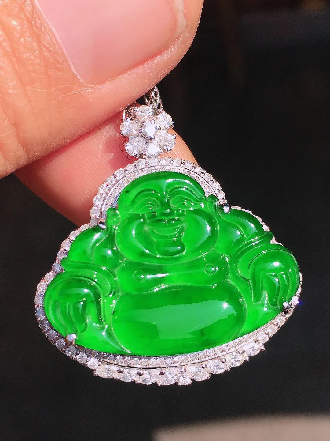 阳绿佛公吊坠，色泽均匀艳丽，玉质细腻，荧光感超
强，饱满圆润，尽显优雅气质，18k
金豪华镶嵌