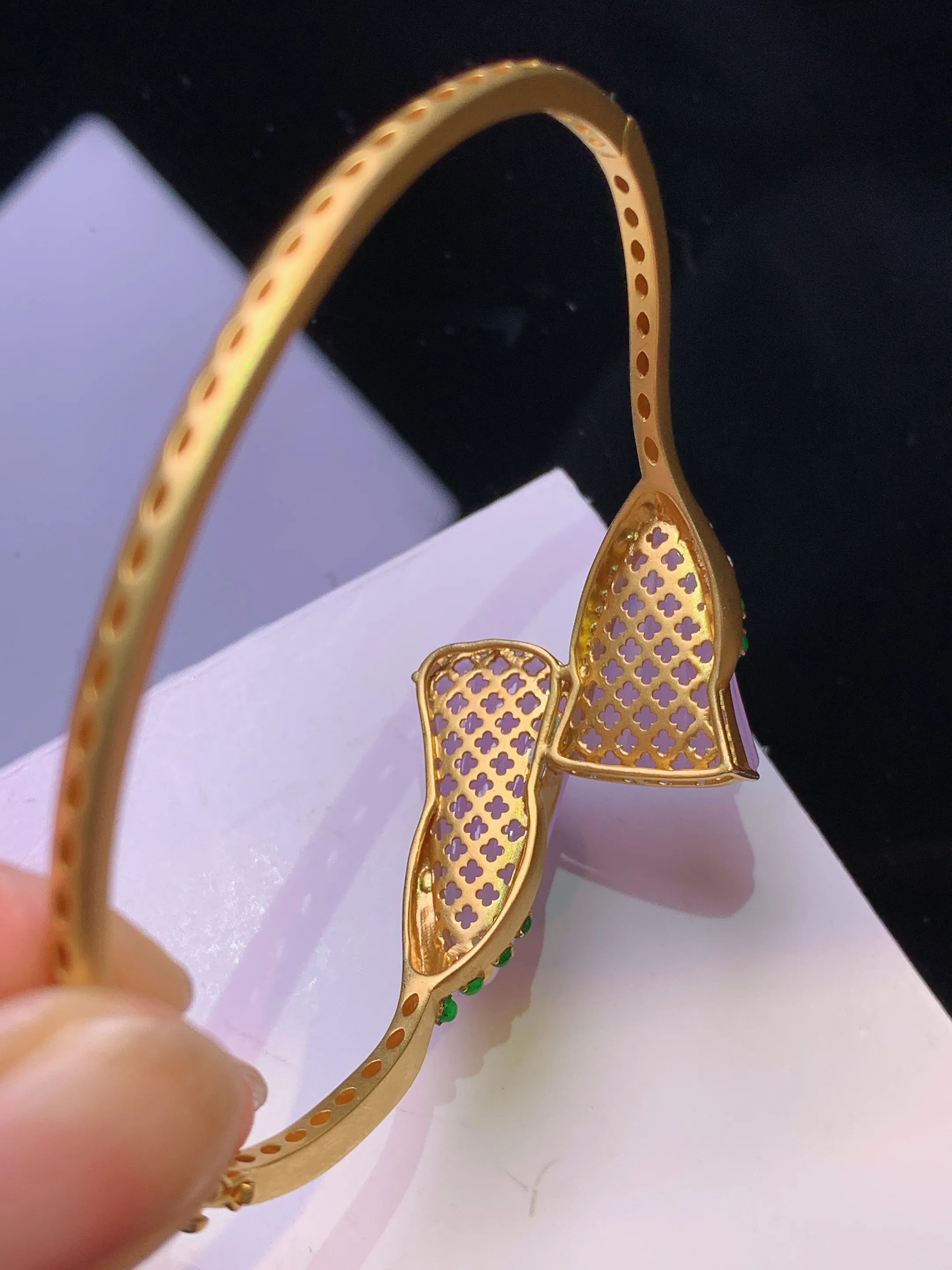 18k金钻镶嵌紫罗兰莲蓬手镯 玉质细腻 色泽清新艳丽 圈口58 整体尺寸17.3*12.5*7