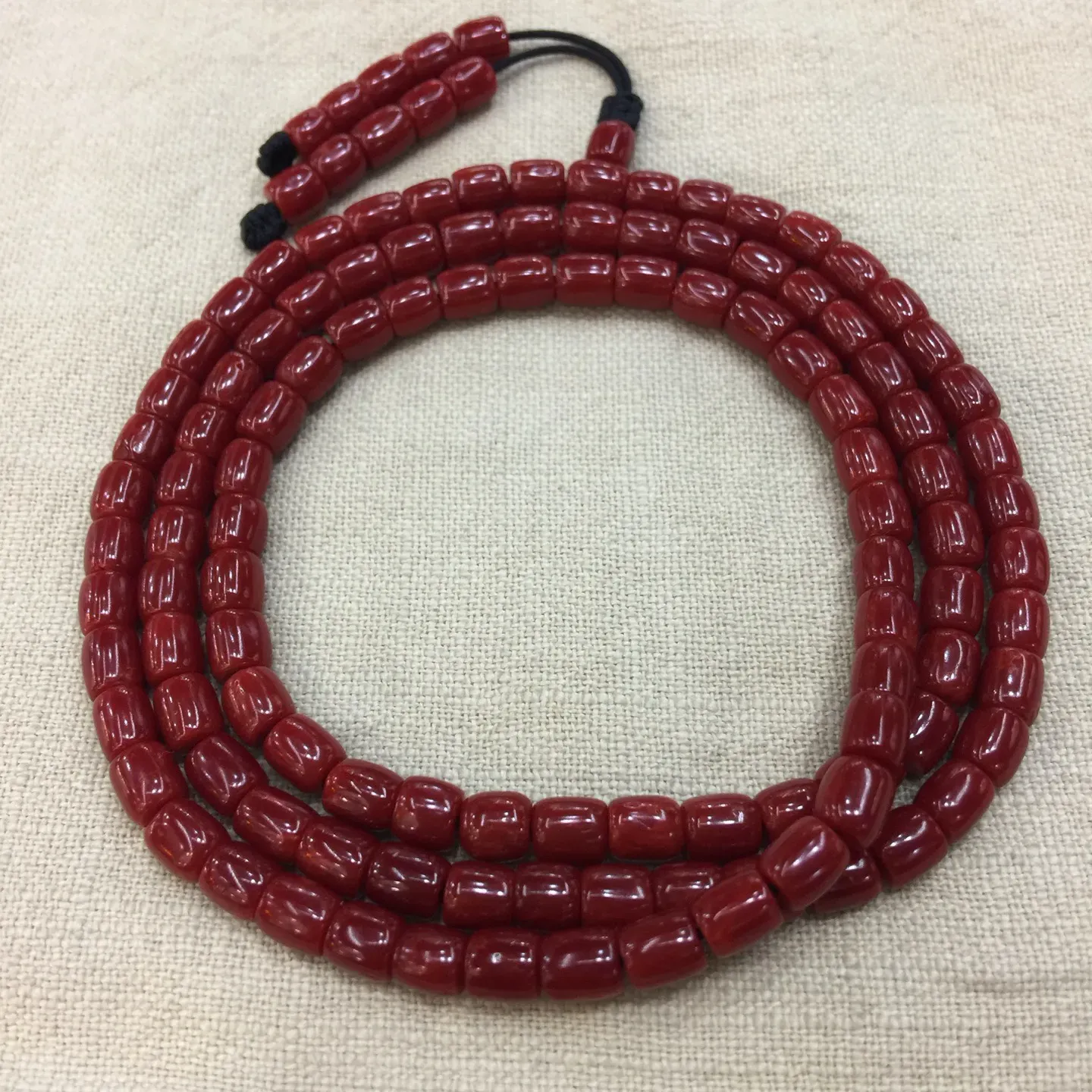 【赤血牛血6mm桶珠红珊瑚108佛珠串】传承精品！科西卡材料，西班牙产地。赤血牛血红颜色，黑红黑红的,整条无纹裂有虫眼。珠子直径5.95-5.2mm左右！108粒加佛头弟子珠共120粒，可作念佛珠串，每料珠子均为天然珊瑚，珊瑚自古就为佛教珍宝，大师，高僧的喜爱之物！可加持，可守护！深海千年有机宝石，重量为36.82克！