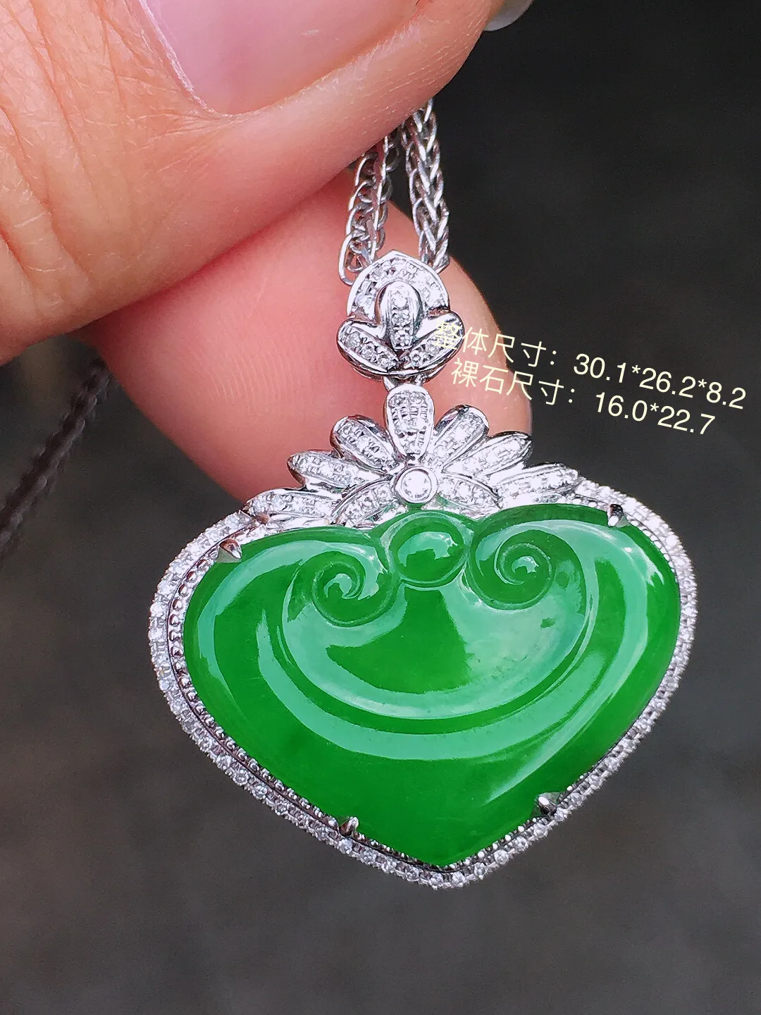 阳绿如意吊坠，色泽均匀艳丽，玉质细腻，荧光感超
强，饱满圆润，尽显优雅气质，18k
金豪华镶嵌