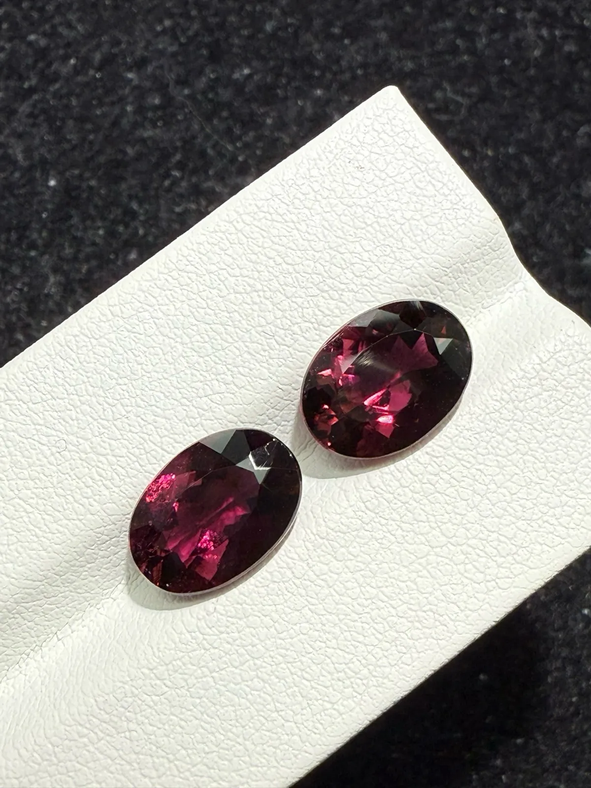 6.88ct天然红碧玺裸石，耳钉料，尺寸11.4*8.1*5.2 毫米，晶体通透，颜色美艳