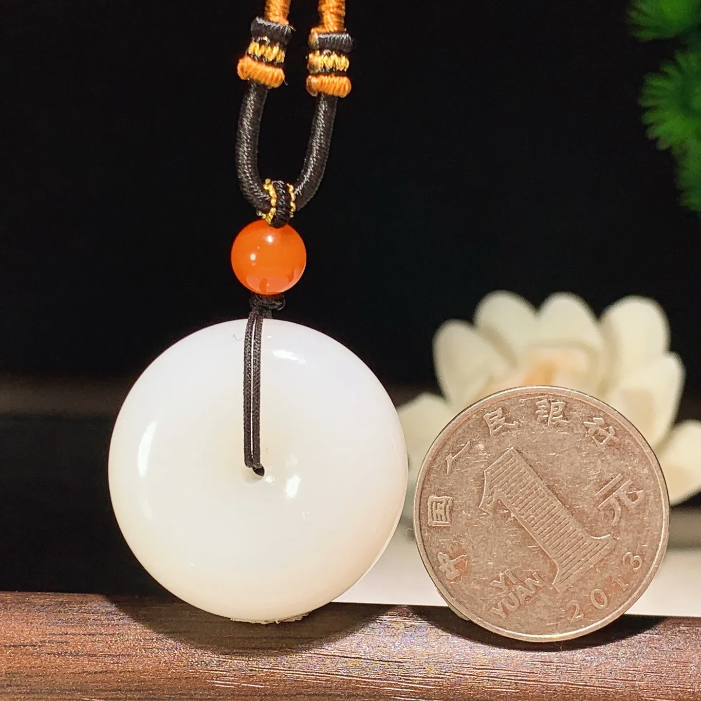 和田玉白玉羊脂白平安扣挂件 尺寸29/12重23克 玉质细腻油润。手推出油。佩高端典雅。lt060129