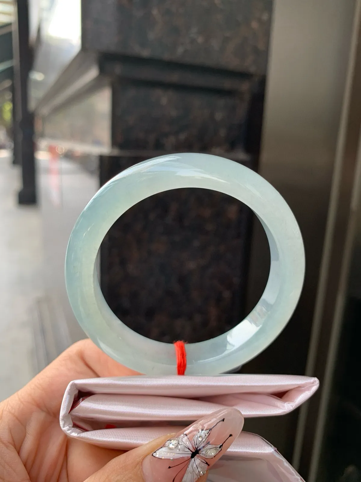 冰晴正圈。底妆胶润细腻，清爽耐看的冰晴底色均匀，夏季美好的冰凉感，时而晴时而蓝，随光线变化如梦如幻。