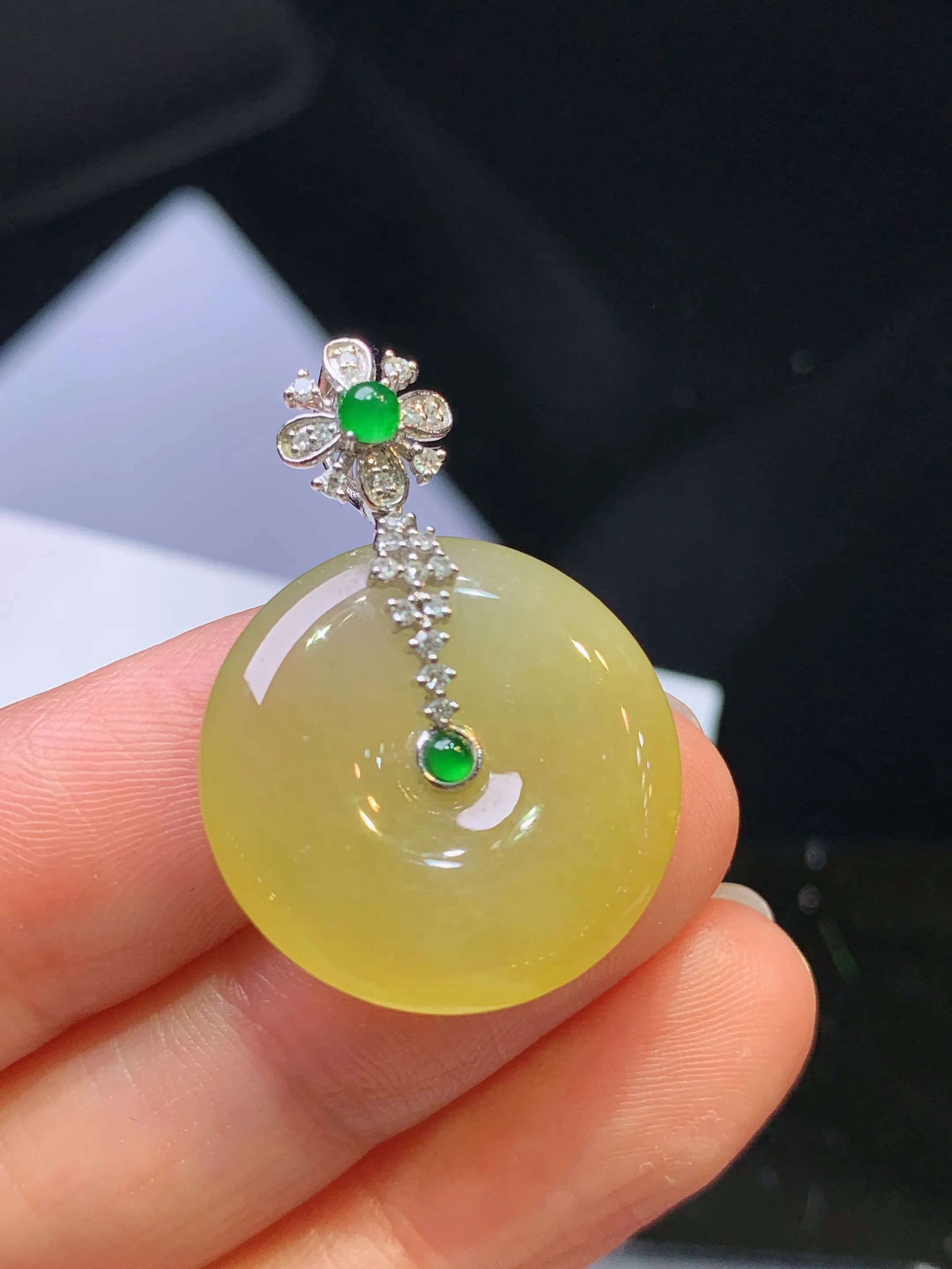 18k金钻镶嵌黄翡平安扣吊坠 玉质细腻 色泽清新艳丽 整体尺寸30.8*21.3*4.6