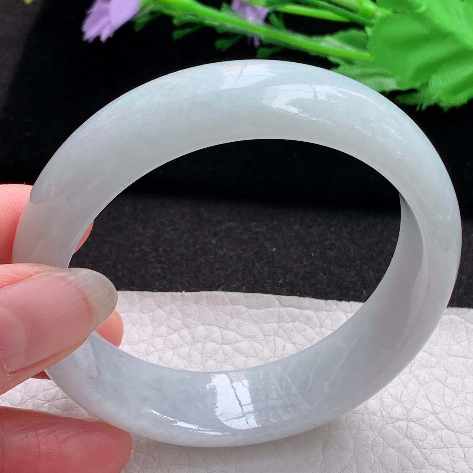 js实拍58*17*8.3轮胎镯 缅甸翡翠a货玉手镯胶感浅绿大气宽边玉手环