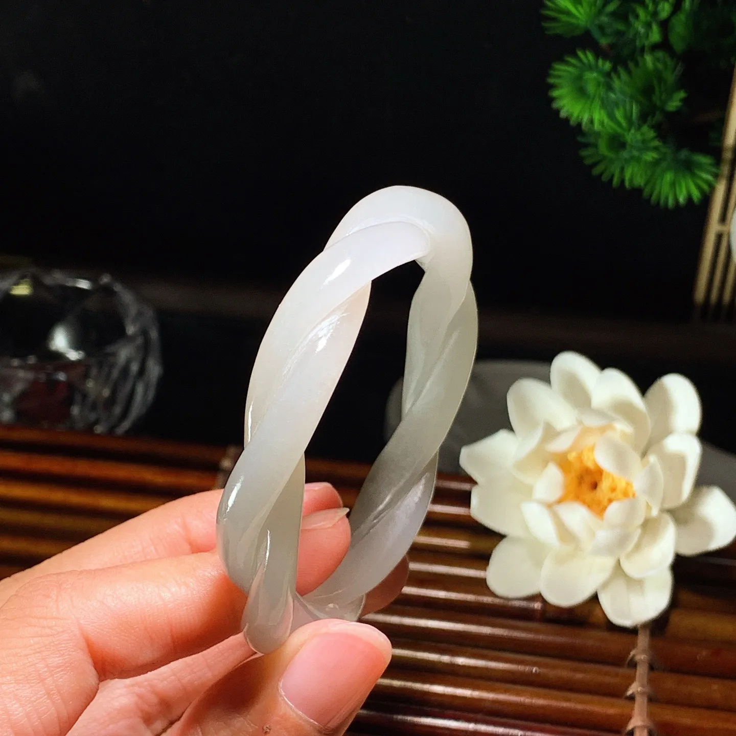 52圈口和田玉白玉麻花手镯 52圈口条宽10厚9重32.5克 玉质细腻油润。手推出油。佩高端典雅。lt060129