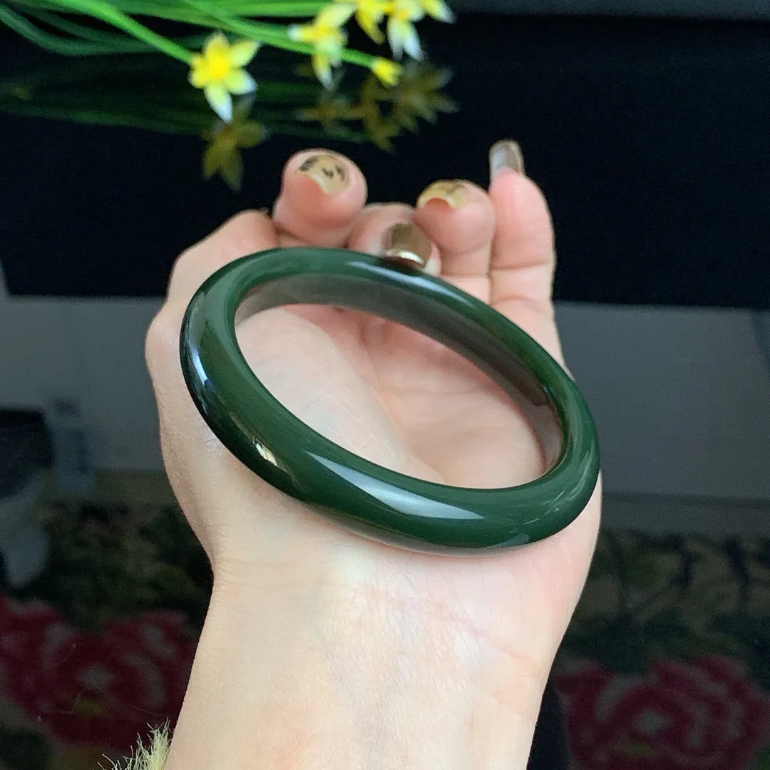 和田玉56圈口菠菜绿碧玉手镯！精品细料，玉质细腻油润 底色纯净 无裂无杂 脂粉好，品质高