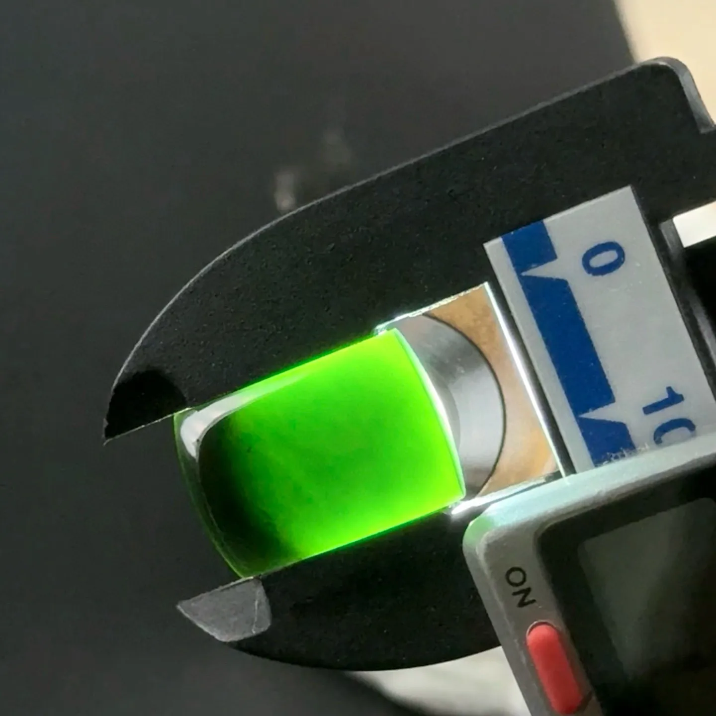 精品墨翠马鞍裸石戒面 种好色正 黑度极好 打灯通透 尺寸23.8