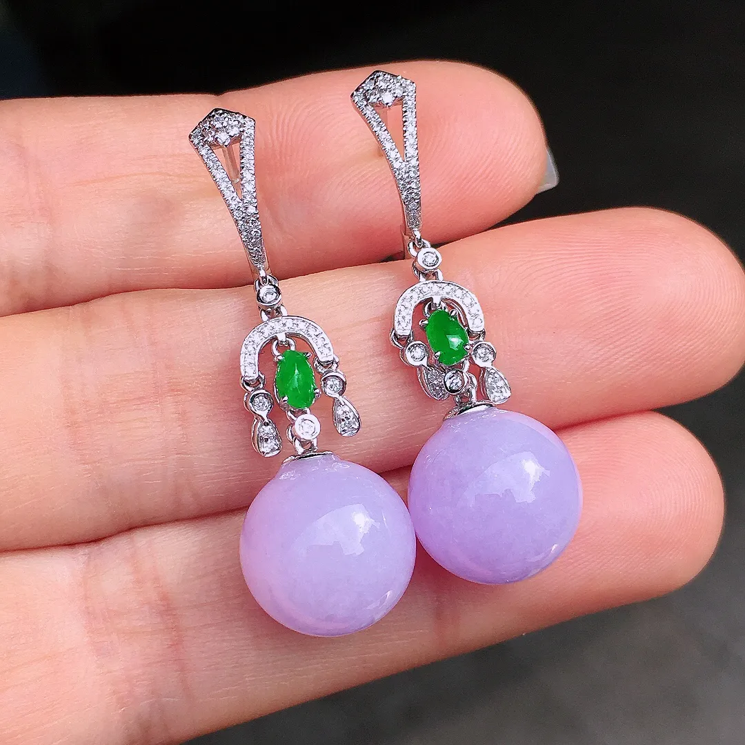 紫罗兰珠子耳坠，色泽均匀艳丽，玉质细腻，荧光感超
强，饱满圆润，尽显优雅气质，18k
金豪华镶嵌