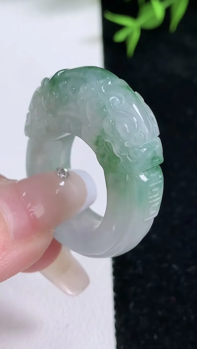翡翠a货飘花龙头指环扳指，尺寸19.2-9.5-11.4，重量:16.92g