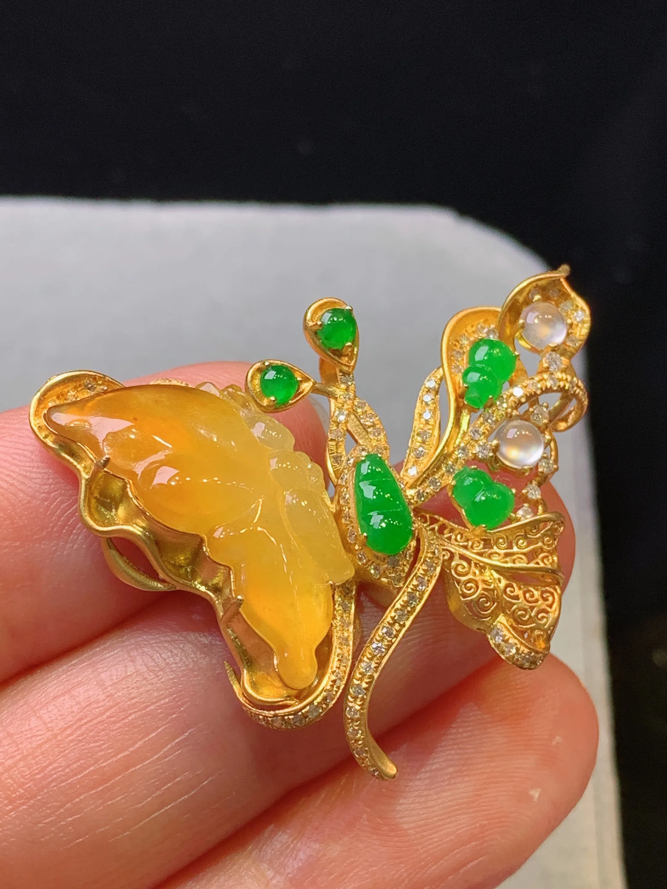18k金钻镶嵌黄翡蝴蝶搭配绿蛋面葫芦吊坠 玉质细腻 色泽清新艳丽 整体尺寸27.8*33.8*5.7