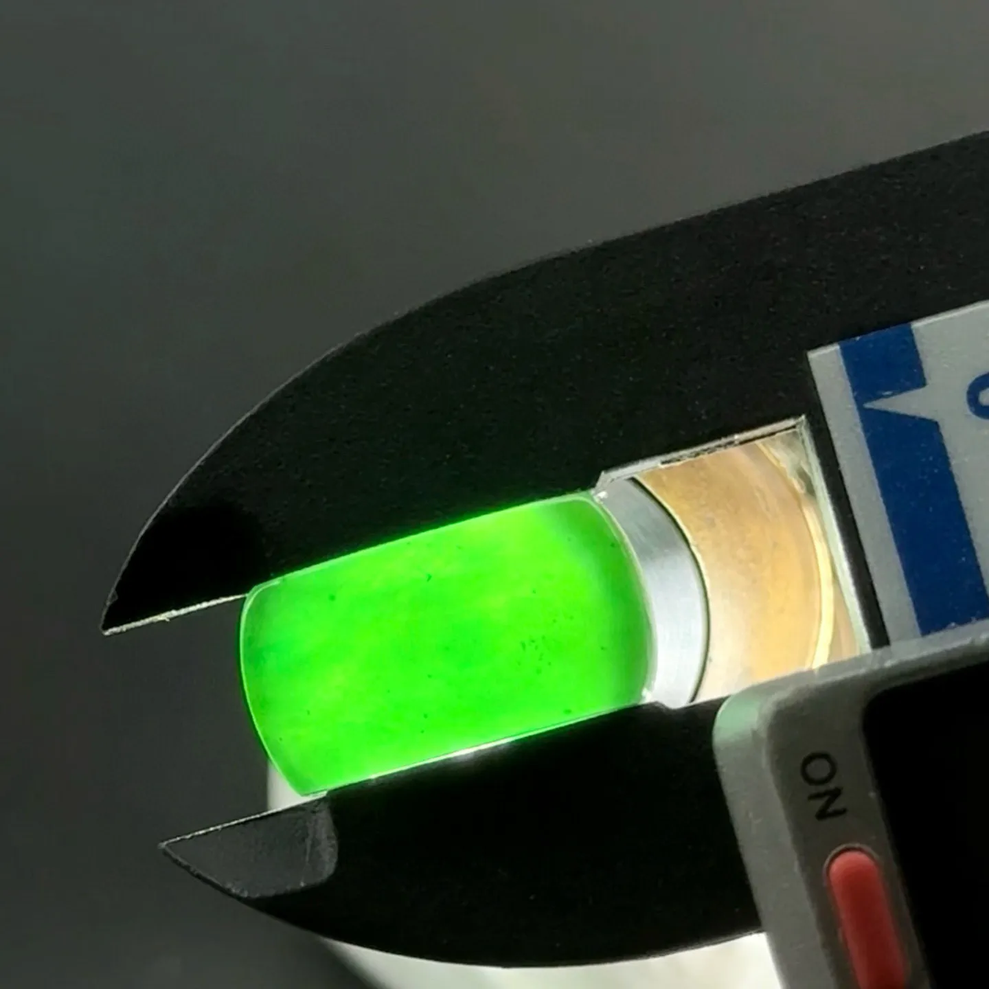 精品墨翠马鞍裸石戒面 种好色正 黑度极好 打灯通透 油性十足 尺寸16.9