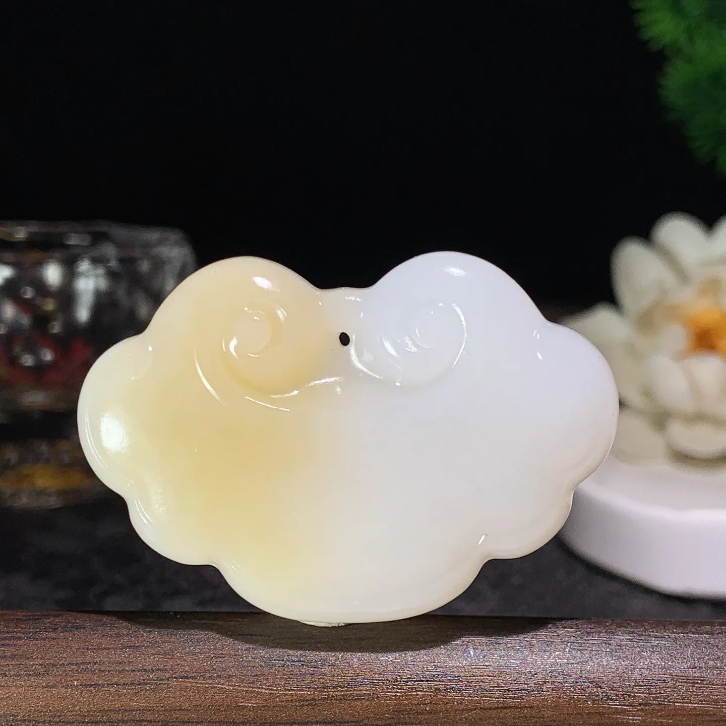 新疆和田玉白玉且末糖如意锁挂件 尺寸34/50/12重38克 玉质细腻油润。手推出油。佩高端典雅。l