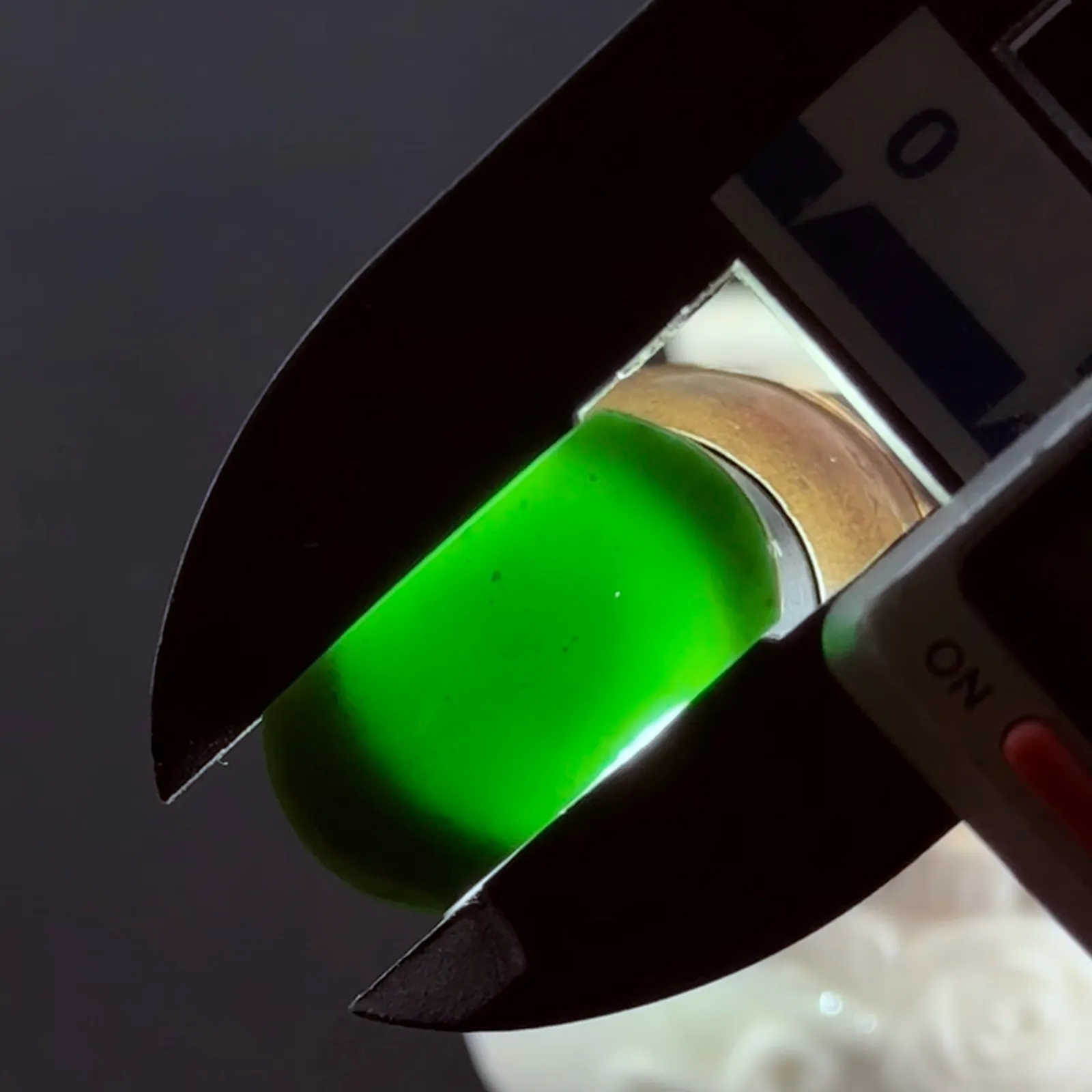 精品墨翠马鞍裸石戒面 种好色正 黑度极好 打灯通透 油性十足 尺寸21.4