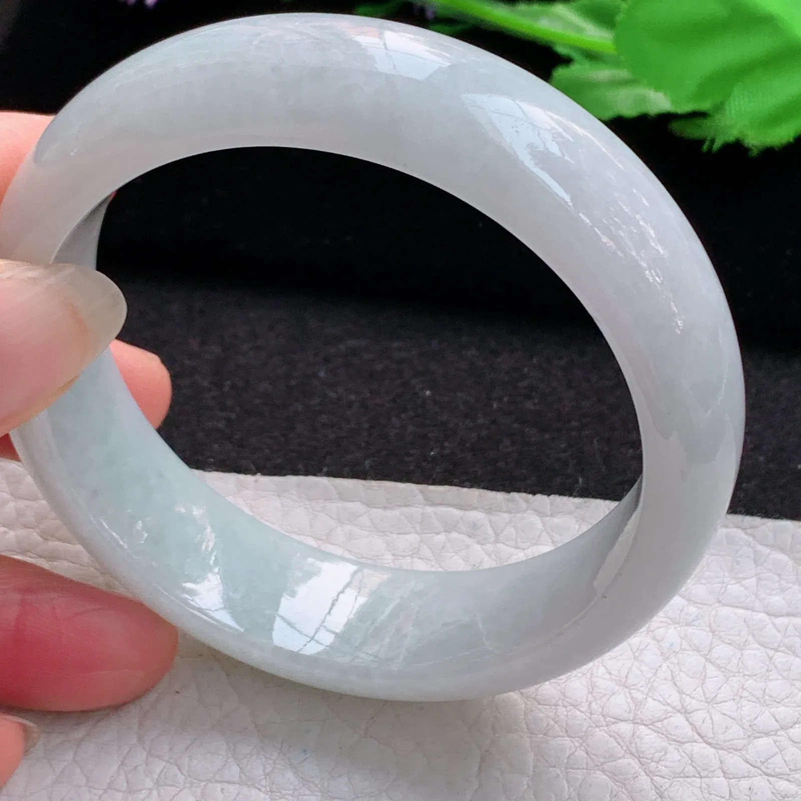 js实拍58*17*8.3轮胎镯 缅甸翡翠a货玉手镯胶感浅绿大气宽边玉手环