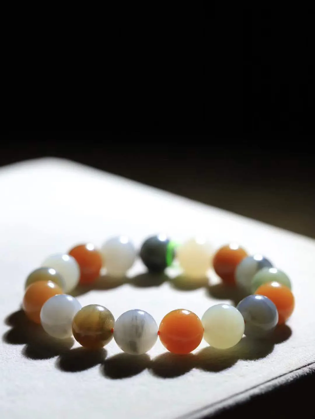 【珠圆玉润.手串】

精品️和田玉多宝珠圆玉润手串 玉质温润细腻  整串打磨圆润，佩戴舒适。珠珠落玉盘，间关莺语花底滑，一生美好时光，无论身在何处，都有它相伴相守。事事顺遂，幸福美满，吉祥如意。重44.3克 尺寸取一12mm FDT-16172913