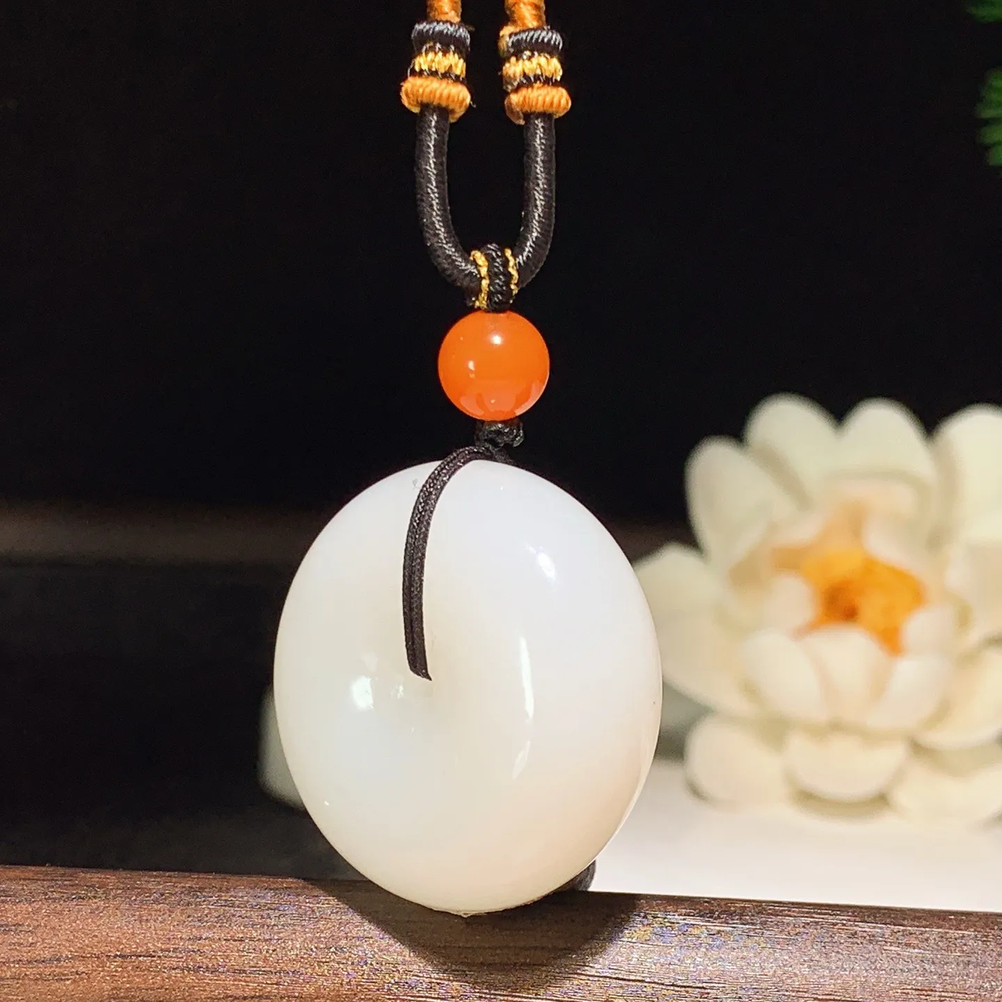 和田玉白玉羊脂白平安扣挂件 尺寸29/12重23克 玉质细腻油润。手推出油。佩高端典雅。lt0601