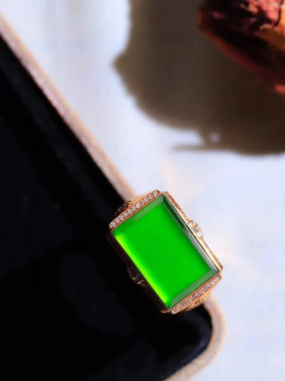 【金镶玉.戒指】

精品和田玉碧玉18k金镶嵌戒指 玉质细腻温润 油性十足 ，不论时光如何流转变化，这枚戒指始终闪耀着最初的光芒。精工镶嵌18K金 （保真金 可检测贵金属18K金） 重7.5克 尺寸19.8-18-12.5mm 78172957A