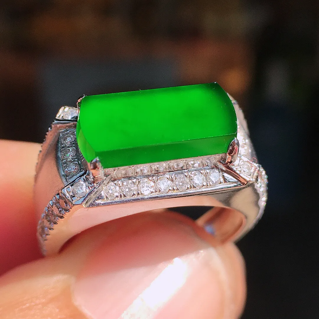 阳绿马鞍戒指，色泽均匀艳丽，玉质细腻，荧光感超
强，饱满圆润，尽显优雅气质，18k
金豪华镶嵌