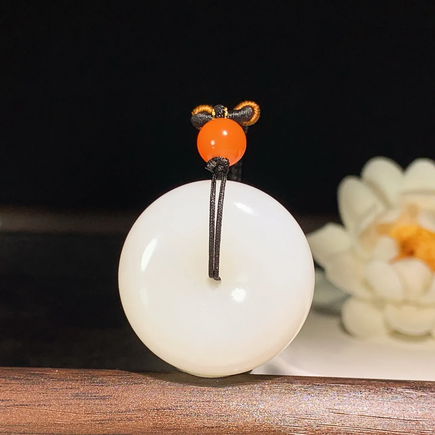 和田玉白玉羊脂白平安扣挂件 尺寸29/12重23克 玉质细腻油润。手推出油。佩高端典雅。lt060129