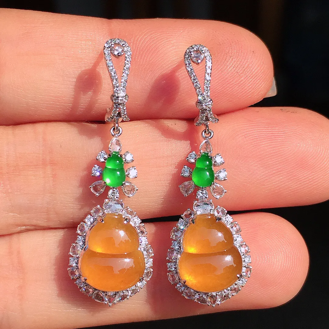 黄翡葫芦耳坠，色泽均匀艳丽，玉质细腻，荧光感超
强，饱满圆润，尽显优雅气质，18k
金豪华镶嵌