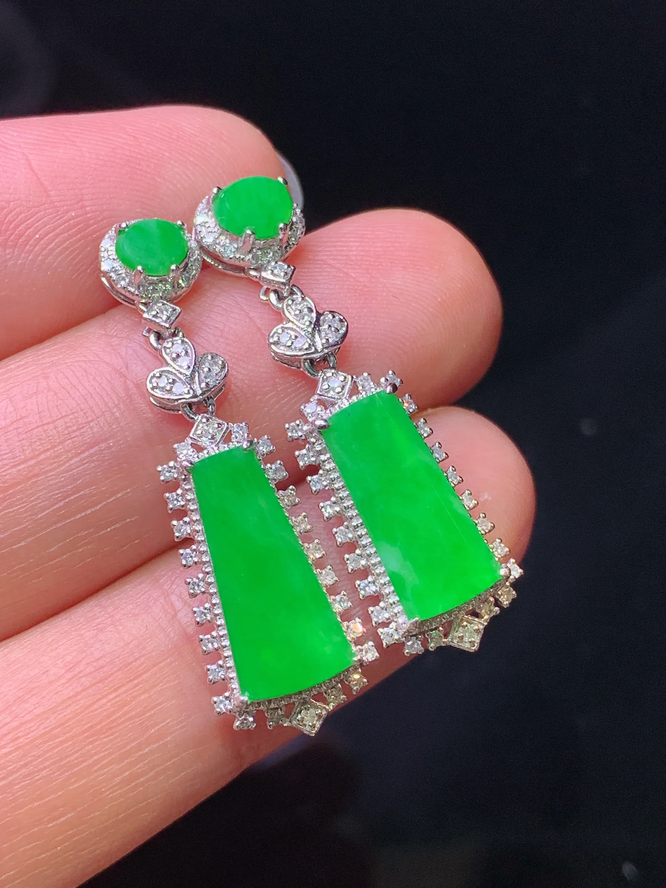18k金钻镶嵌满绿无事牌耳坠 玉质细腻 色泽清新艳丽 整体尺寸31.5*9.8*5.3
