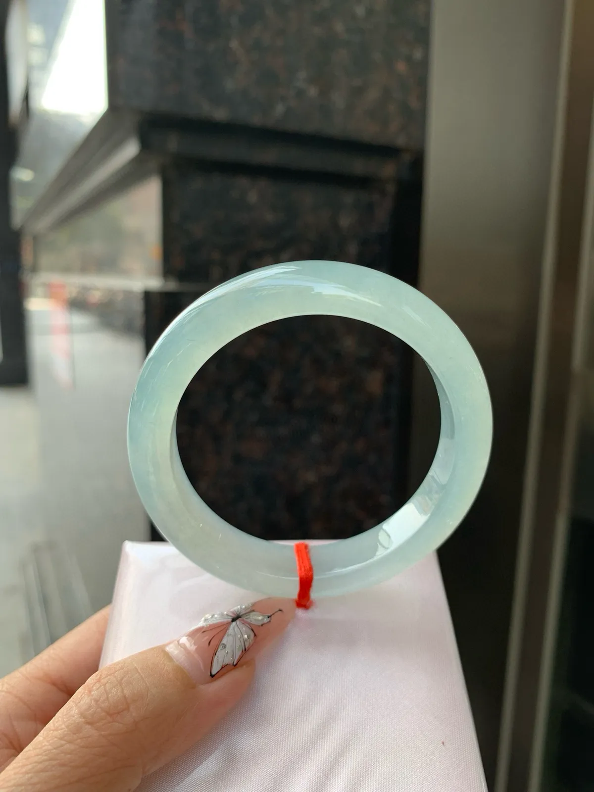 冰晴正圈。底妆胶润细腻，清爽耐看的冰晴底色均匀，夏季美好的冰凉感，时而晴时而蓝，随光线变化如梦如幻。