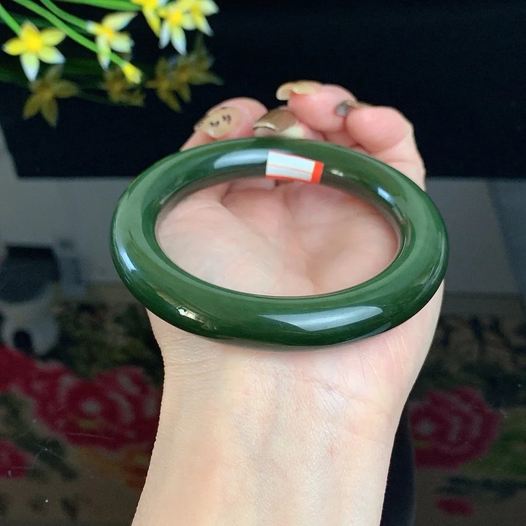 和田玉57.5圈口菠菜绿肥圆条猫眼碧玉手镯！玉质细腻油润 底色纯净 无裂无杂 脂粉好，品质高