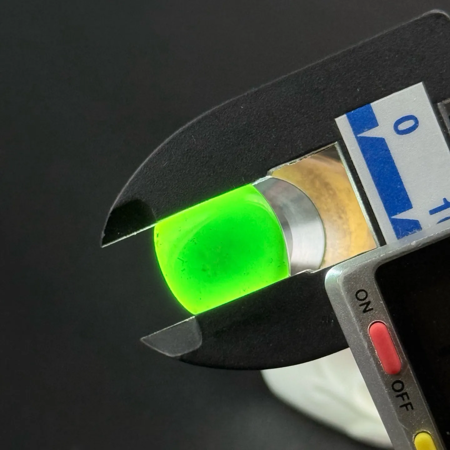 精品墨翠马鞍裸石 种好色正 黑度好 打灯通透 油性十足 尺寸14.8