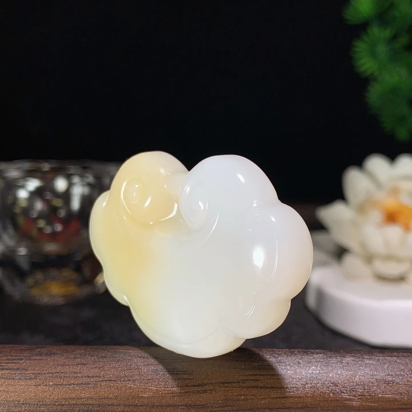 新疆和田玉白玉且末糖如意锁挂件 尺寸34/50/12重38克 玉质细腻油润。手推出油。佩高端典雅。lt060129