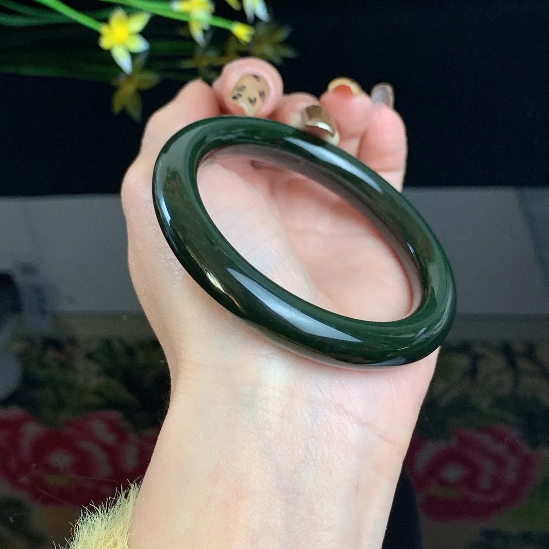 和田玉56.5圈口菠菜绿肥圆条碧玉手镯！玉质细腻油润 底色纯净 无裂无棉 脂粉好，品质高