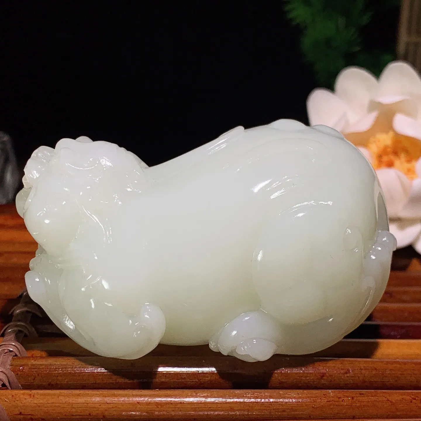 新疆和田玉白玉羊脂白招财进宝貔貅把件 尺寸68/43/40重180.5克 玉质细腻油润。手推出油。佩高端典雅。lt060129