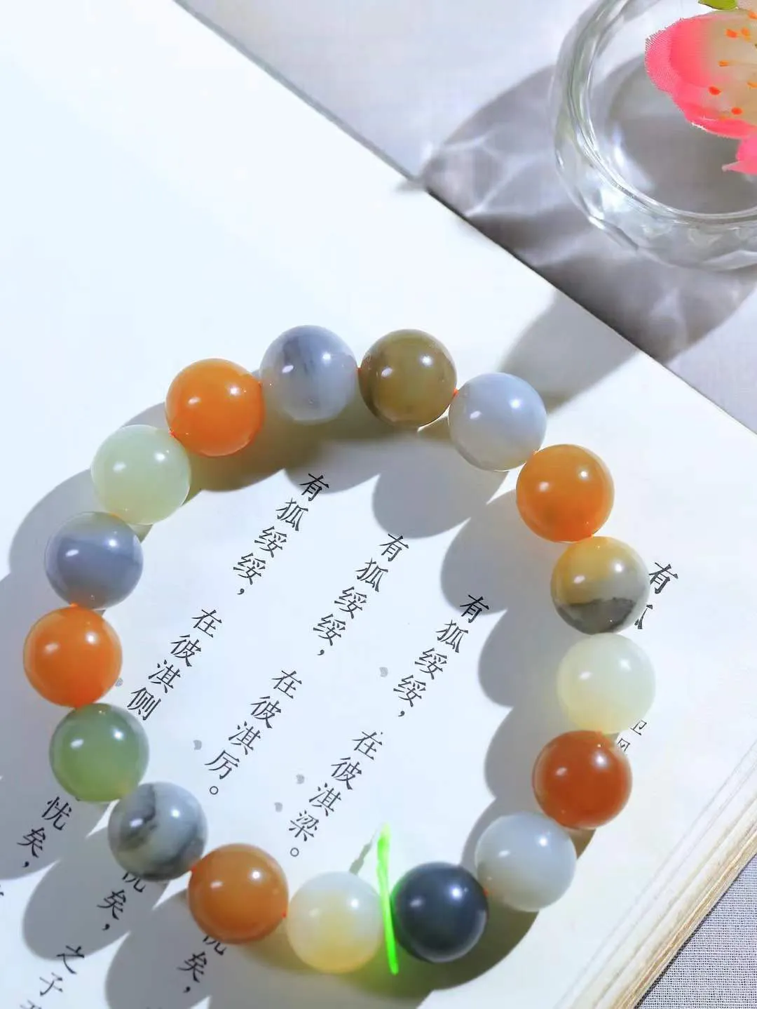 【珠圆玉润.手串】

精品️和田玉多宝珠圆玉润手串 玉质温润细腻  整串打磨圆润，佩戴舒适。珠珠落玉盘，间关莺语花底滑，一生美好时光，无论身在何处，都有它相伴相守。事事顺遂，幸福美满，吉祥如意。重44.3克 尺寸取一12mm FDT-16172913